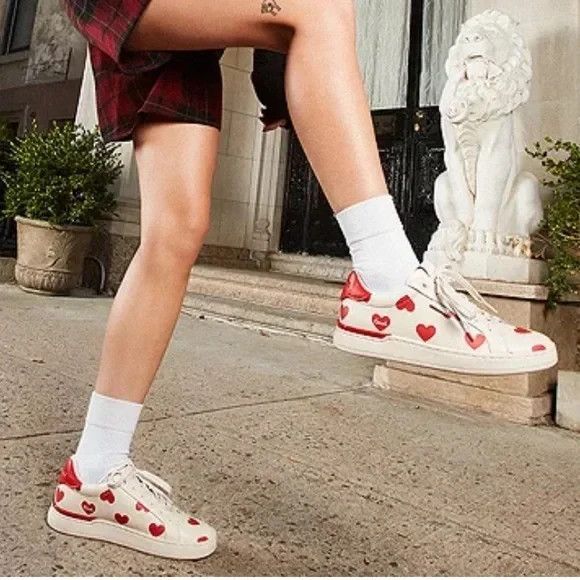 COACH WOMEN'S LOWLINE VALENTINE'S LEATHER HEART SNEAKERS WHITE RED SZ 6 NIB - Picture 2 of 8